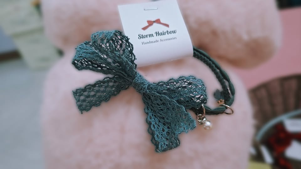 Dây nơ ren xanh ghi đậm, charm hoa & charm ngọc