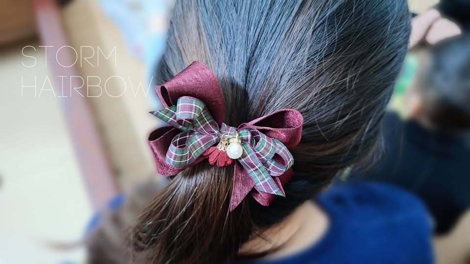 Dây buộc tóc đỏ charm ngọc trai & charm hoa